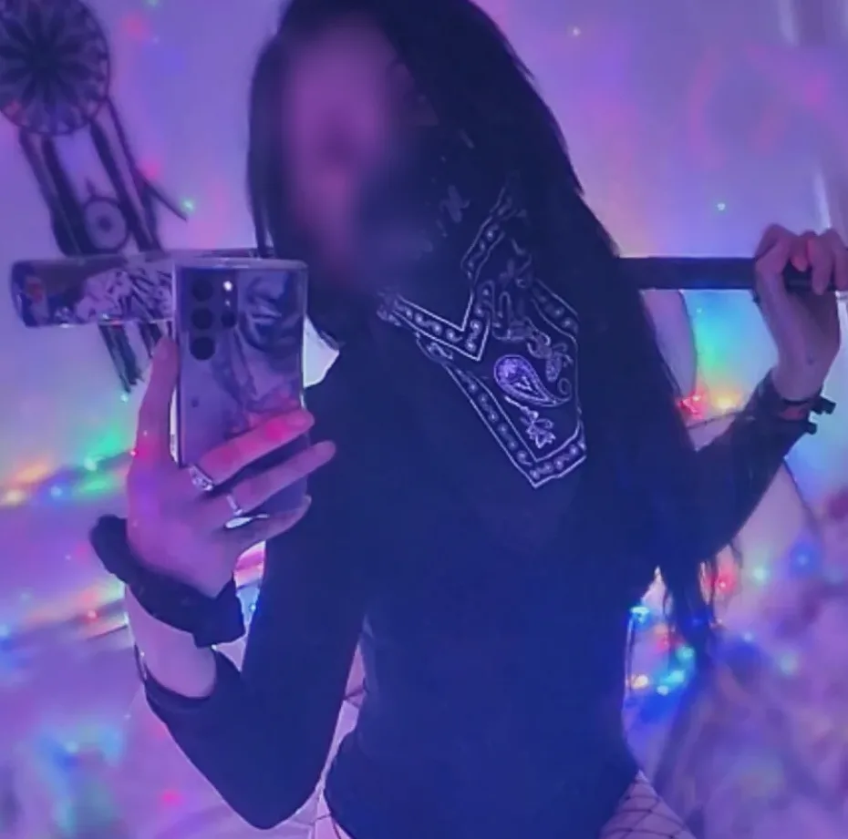 Lotta, 28